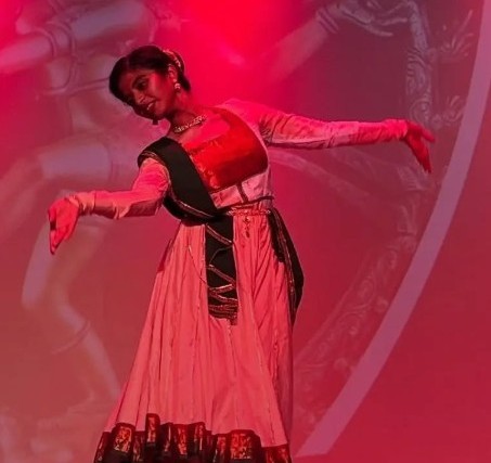 Komal Madkar performing Kathak on stage